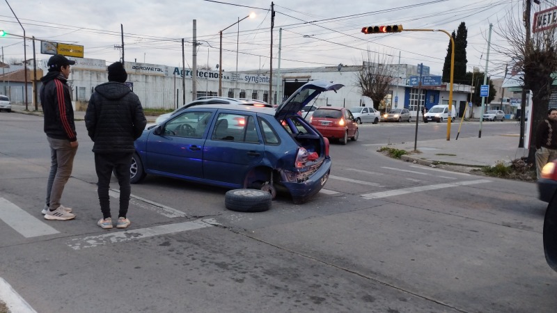 Violenta colisi�n entre dos autos en Del Valle e Ituzaing�